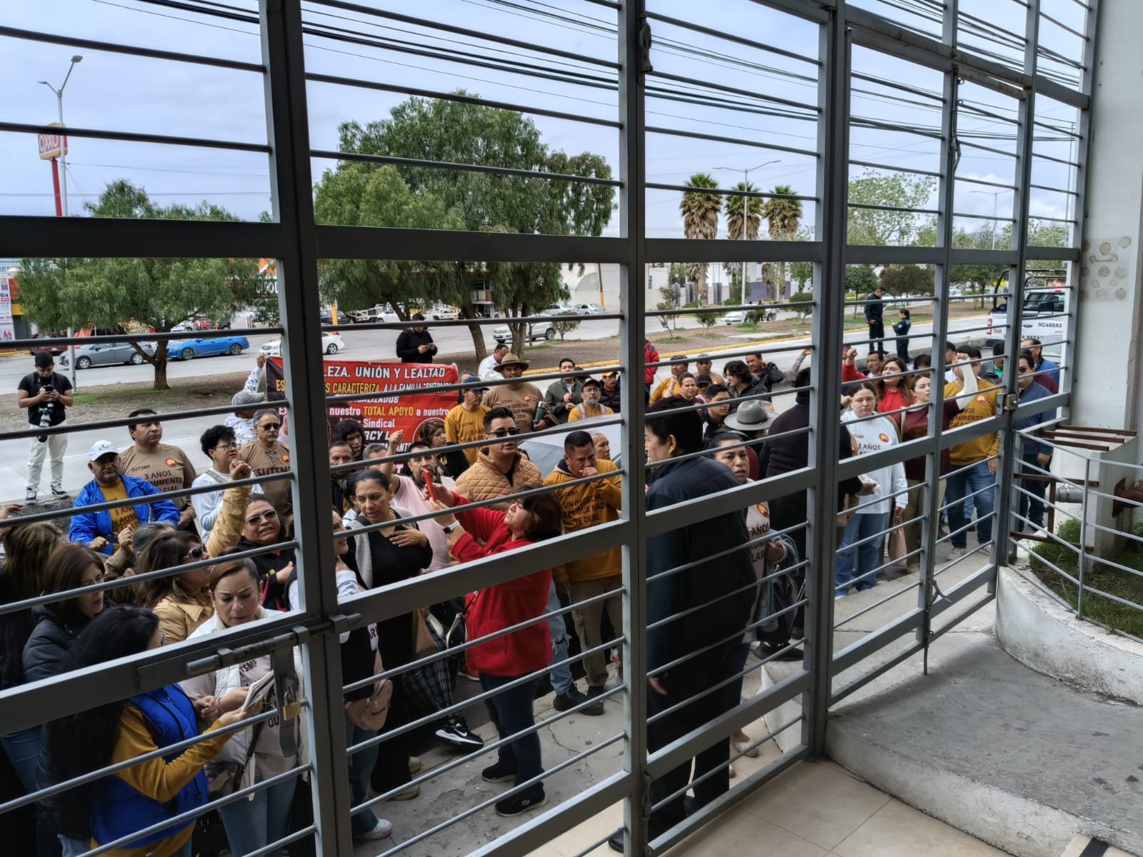 Audiencia de Percy a puerta cerrada; en el exterior, la protesta