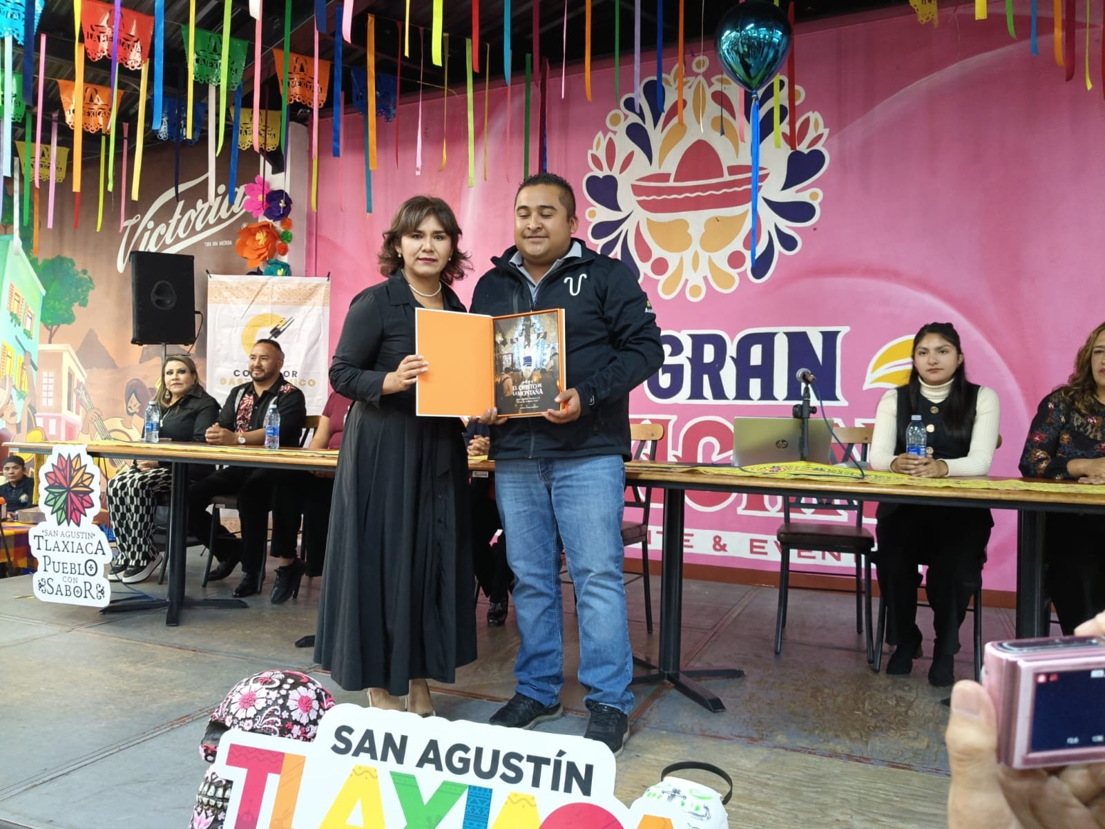 Presentan “El Cristo de la Montaña”, un libro que busca preservar las tradiciones de San Agustín Tlaxiaca
