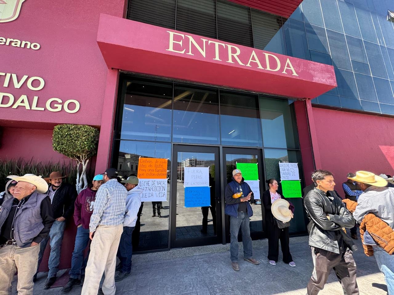 Ganaderos de Hidalgo acusan arribo de lácteo de Jalisco