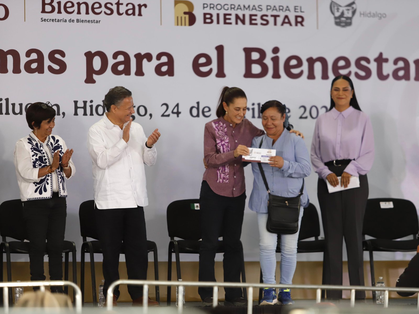Sheinbaum entrega tarjetas del Bienestar en Singuilucan