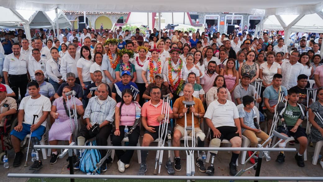 Entregan 32 prótesis y dos órtesis a 29 personas en Huejutla