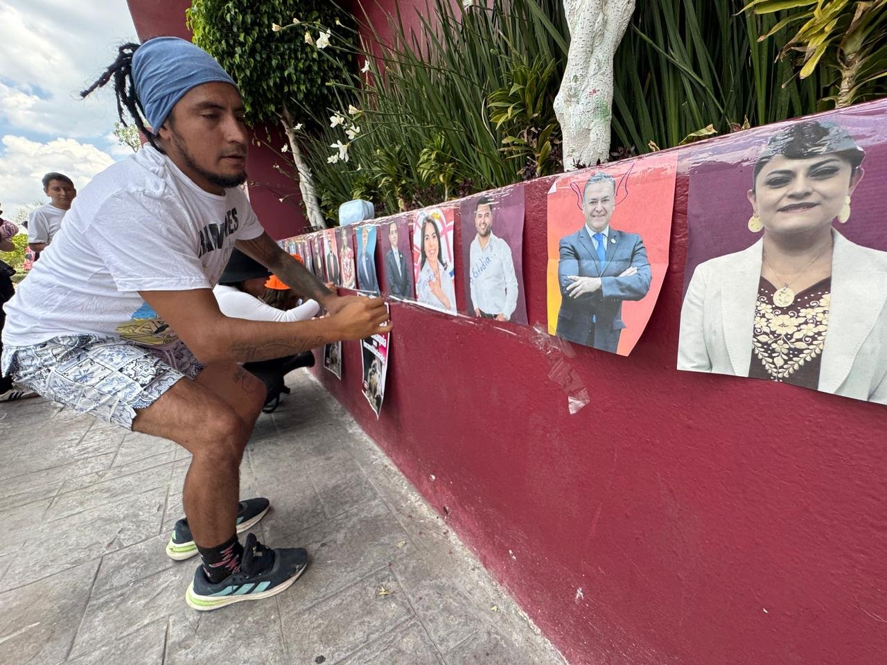 ¡Exhibidos! Pegan fotos de diputados que avalaron consulta taurina en Hidalgo