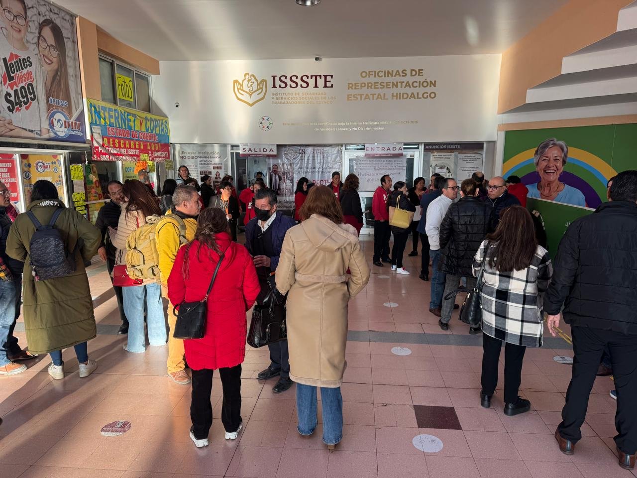 Colapso en el ISSSTE de Pachuca, maestros exigen abasto de medicamentos y denuncian trato inhumano