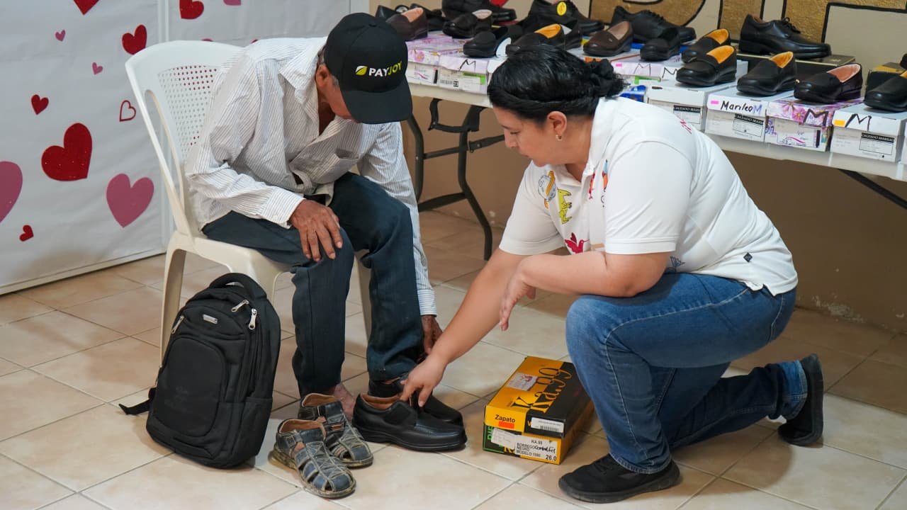 DIF Huejutla entrega calzado a 33 adultos mayores en situación de vulnerabilidad