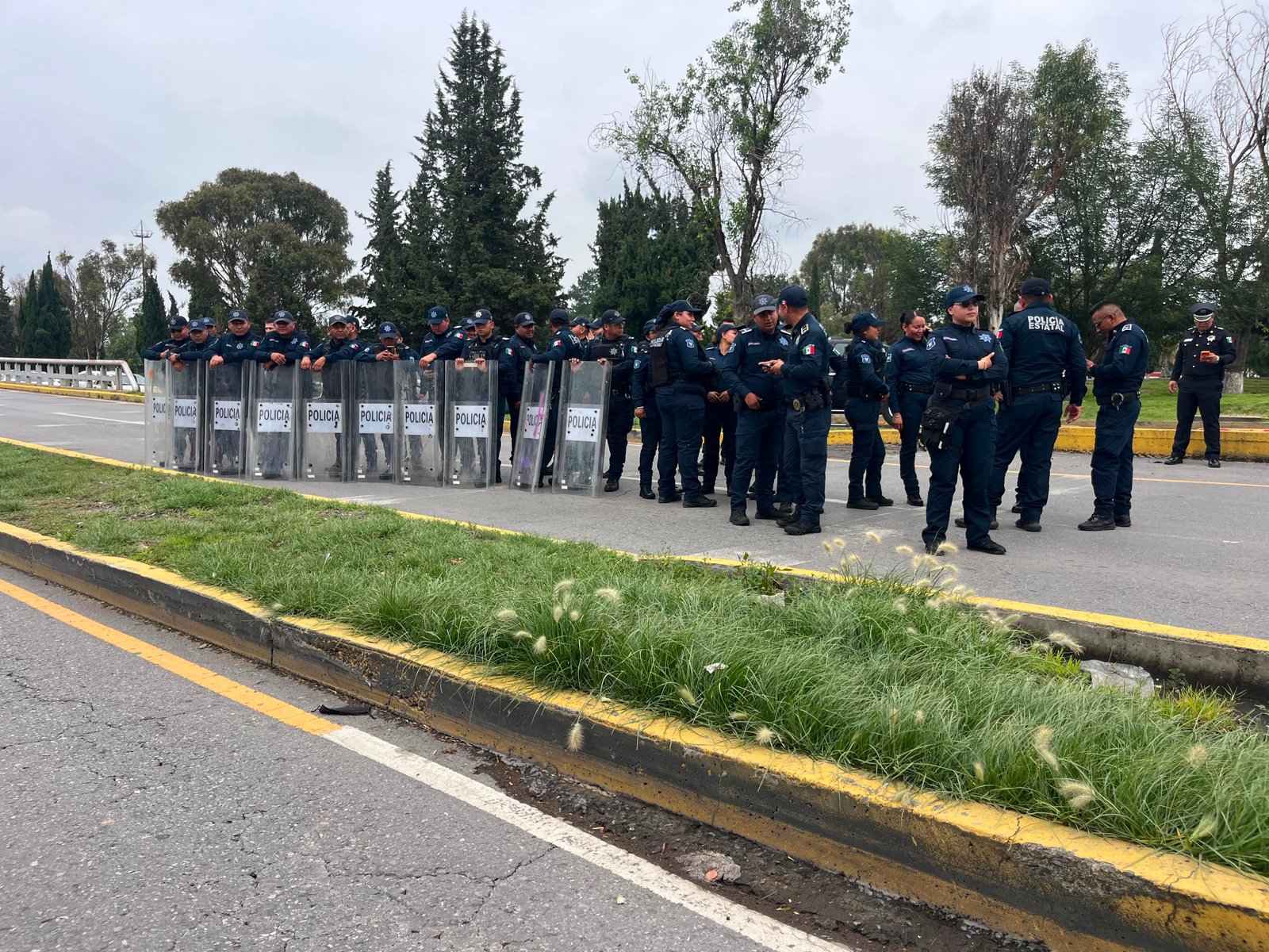Separan a un policía estatal y amonestan a otro por repliegue en protesta del ISSSTE