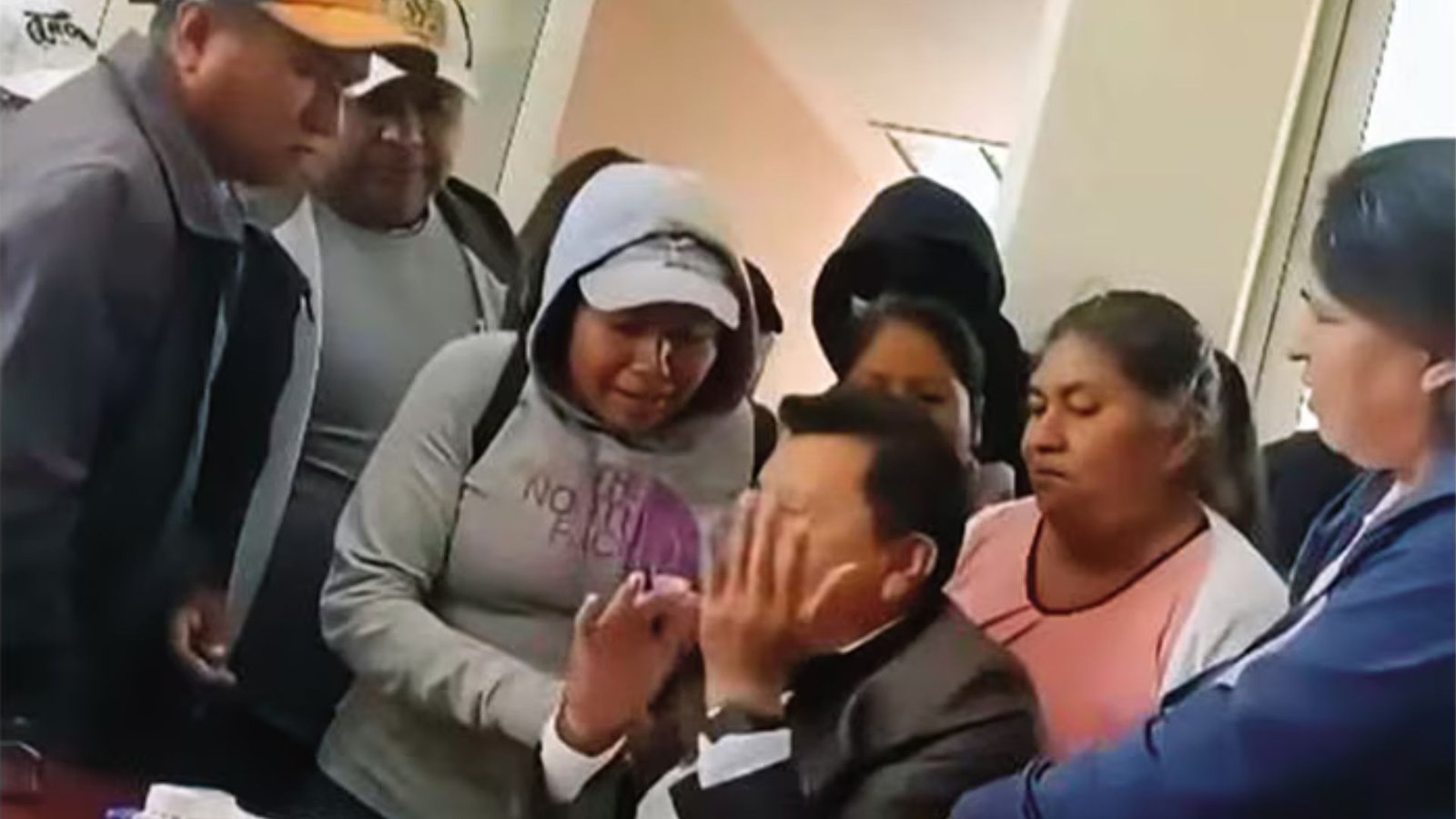 Siete presuntos agresores de San Salvador permanecerán bajo resguardo domiciliario