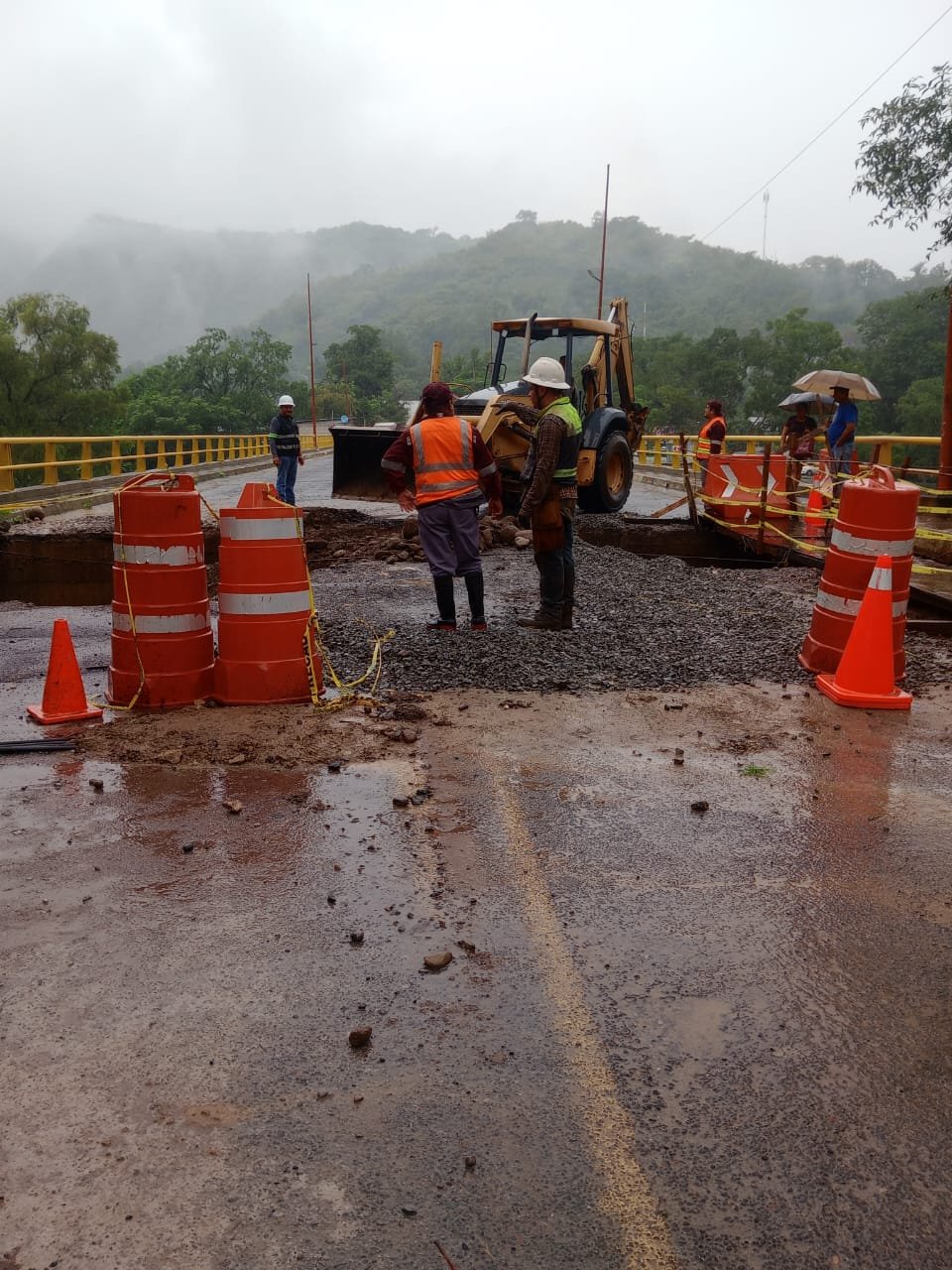 Lluvias destruyen 10 pasos provisionales y dejan una persona no localizada en Hidalgo