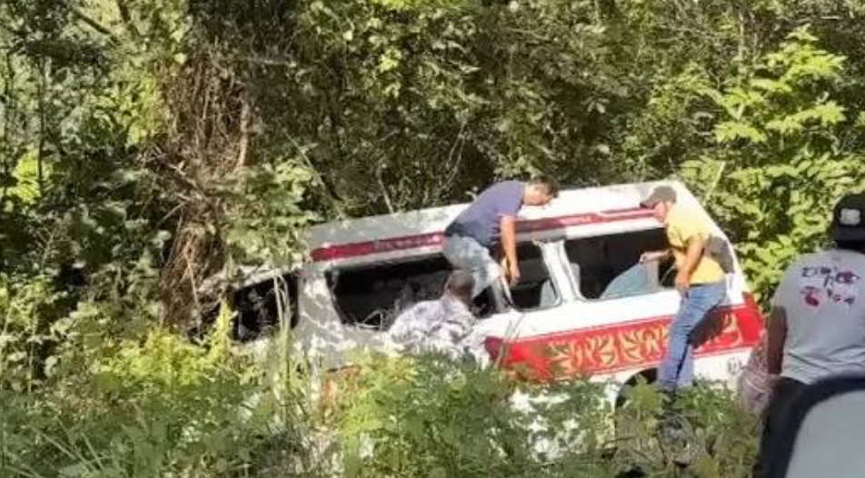 SEMOT reporta accidente entre unidad de transporte público y vehículo particular en carretera Huejutla-Atlapexco