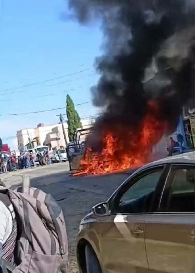 Pobladores incendian patrulla durante protesta en Nopala