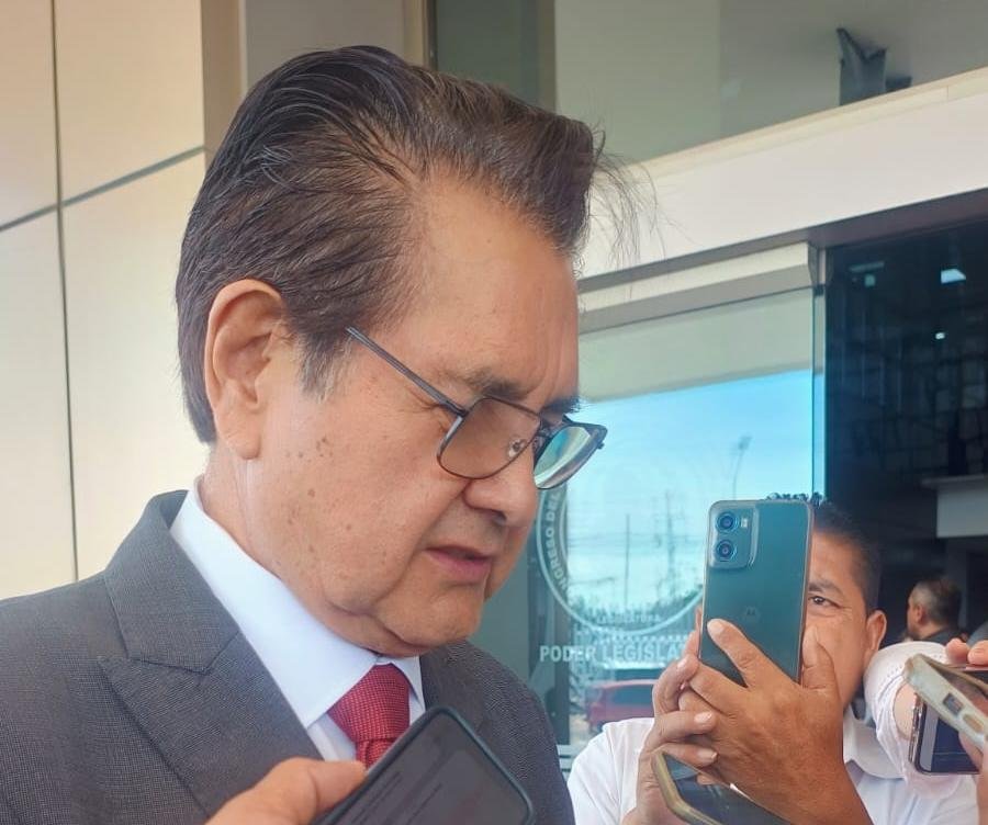 Olivares mantiene en suspenso su futuro en el gobierno estatal