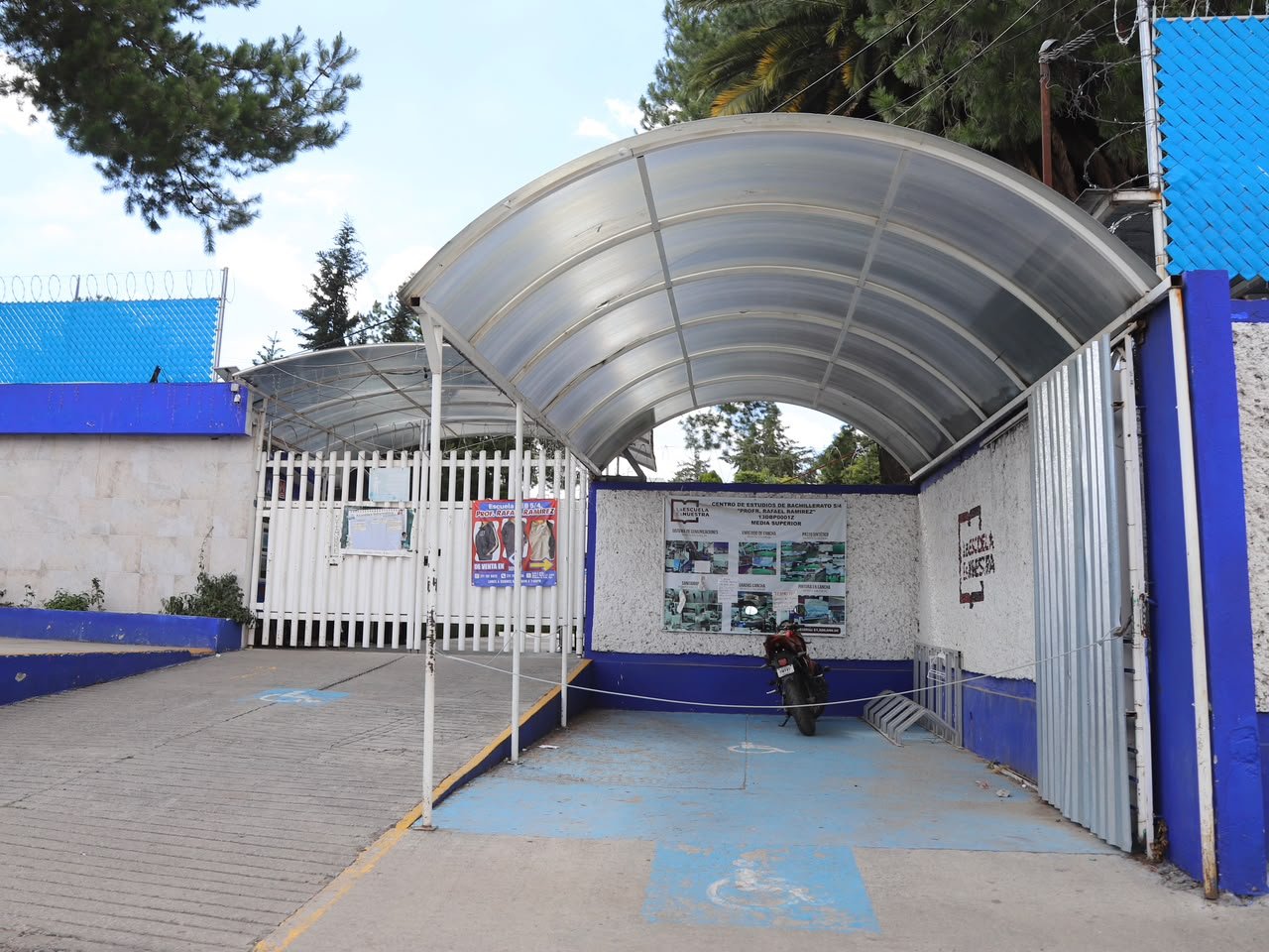Evacuan a alumnos del CEB 5/4 tras reporte de estudiante presuntamente armado