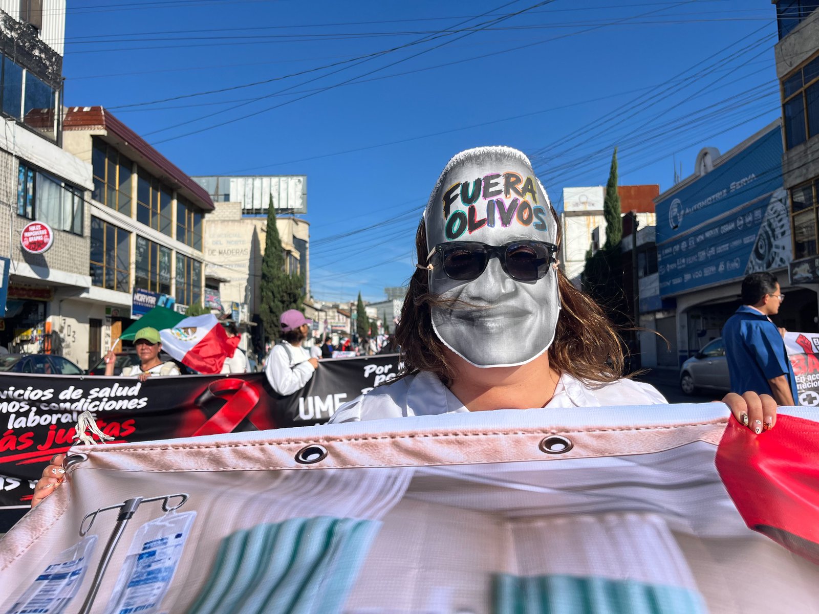 “No te vayas a enfermar, no tenemos material”: marchan trabajadores de salud en Pachuca