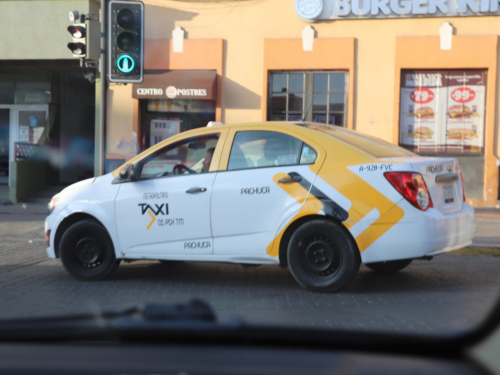 Taxistas siguen cobrando más de la tarifa autorizada; detectan diferencias de hasta 61 pesos