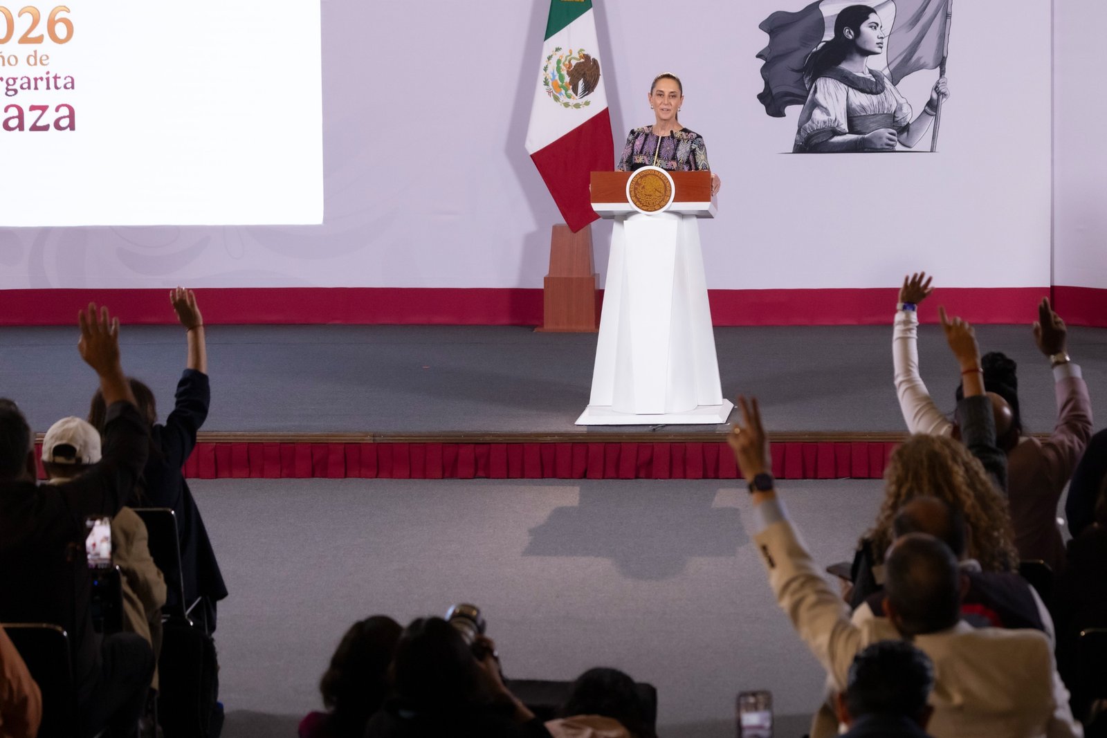Sheinbaum deja en manos del INE uso de su imagen tras informe de Simey