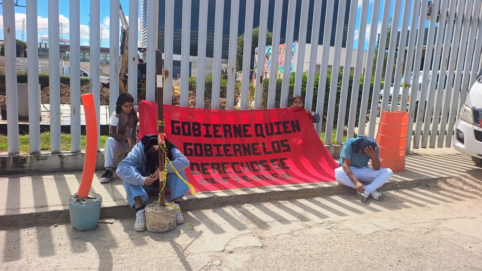 Subsecretario de Educación Media Superior y Superior no atiende a El Mexe; bloquean el Congreso