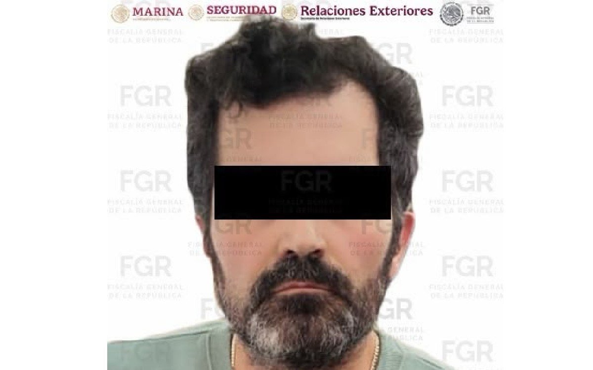 Fernando Farías Laguna, exalmirante ligado al "huachicol fiscal", es trasladado de Argentina a México