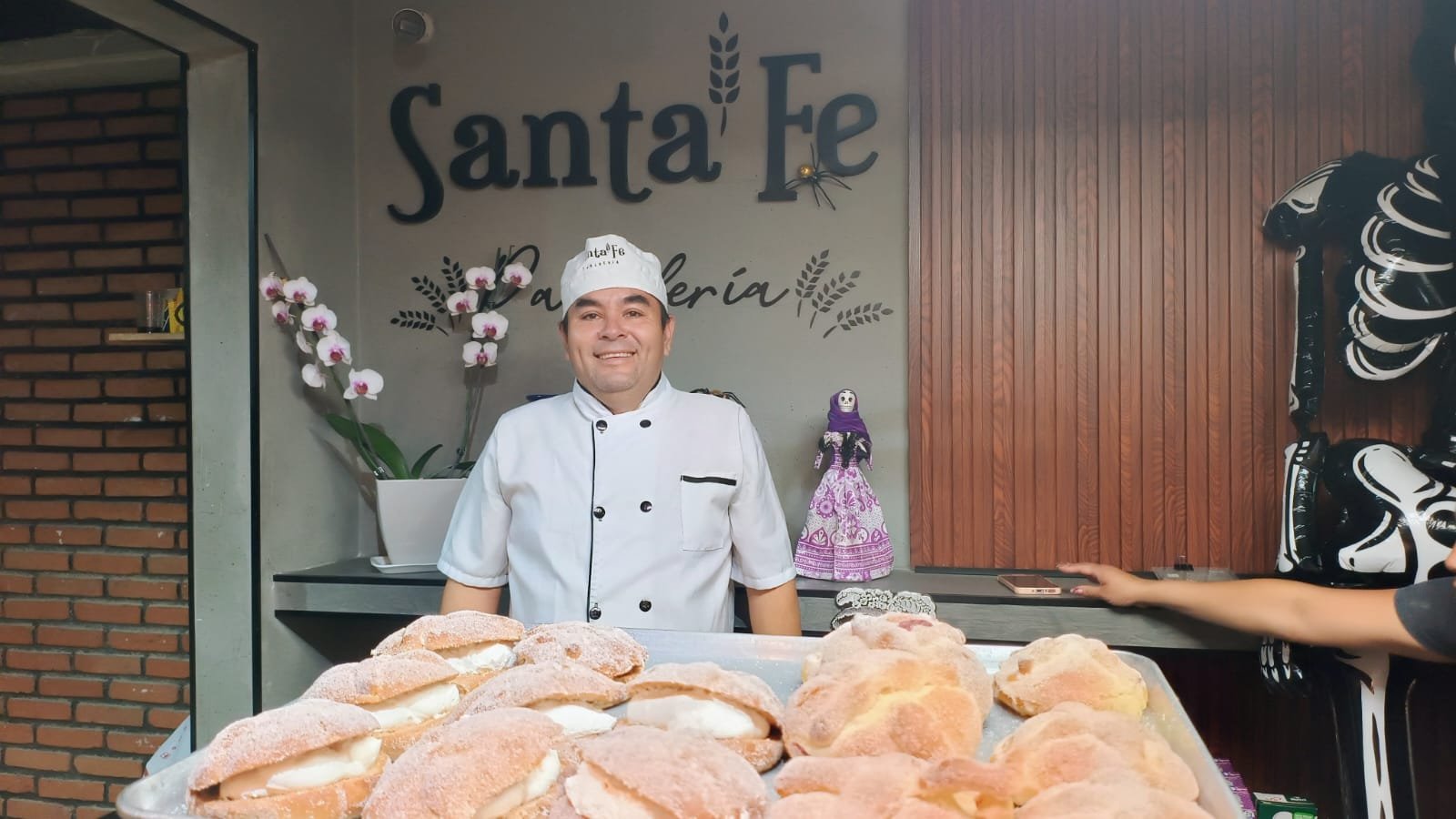 Del horno a la ofrenda: Eduardo mantiene viva la tradición del pan de muerto