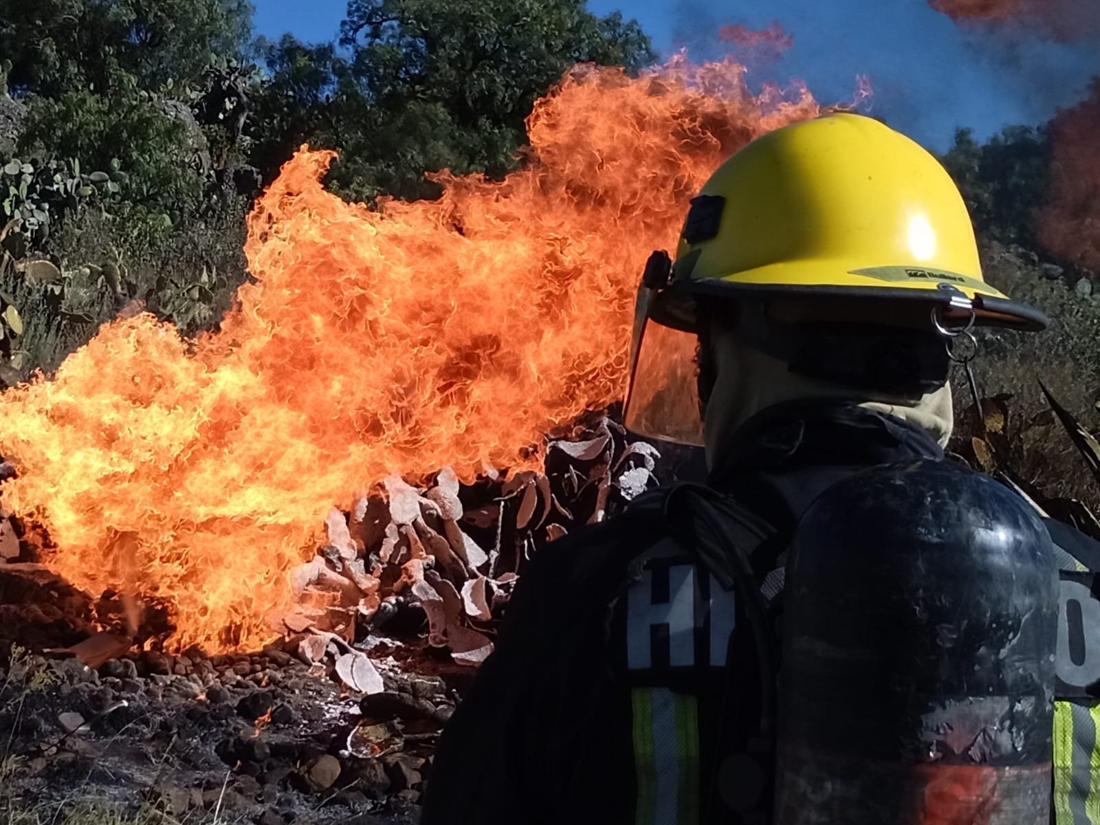 Incendio en ducto de hidrocarburo deja dos personas lesionadas en Epazoyucan