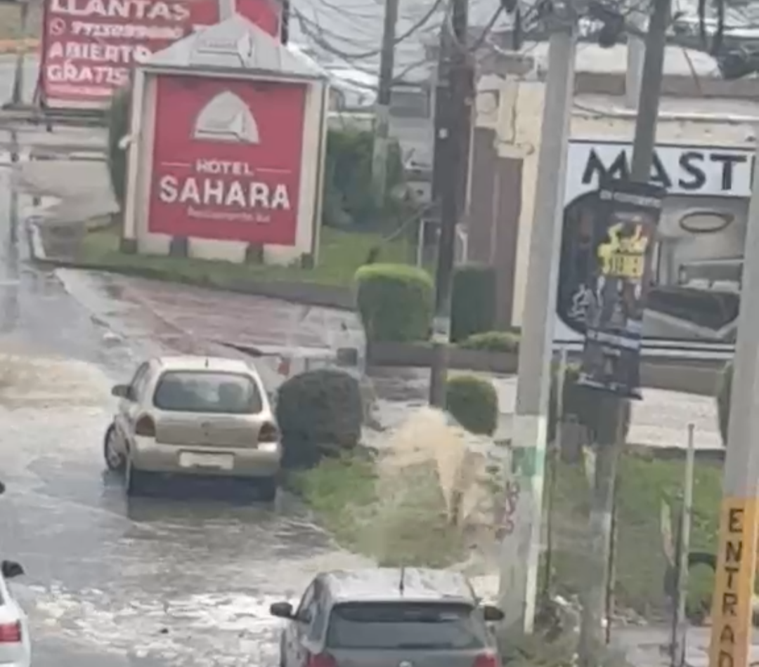 Descargas recurrentes de aguas residuales en Pachuca desatan problema sanitario y daños al asfalto; señalan al Hotel Sahara