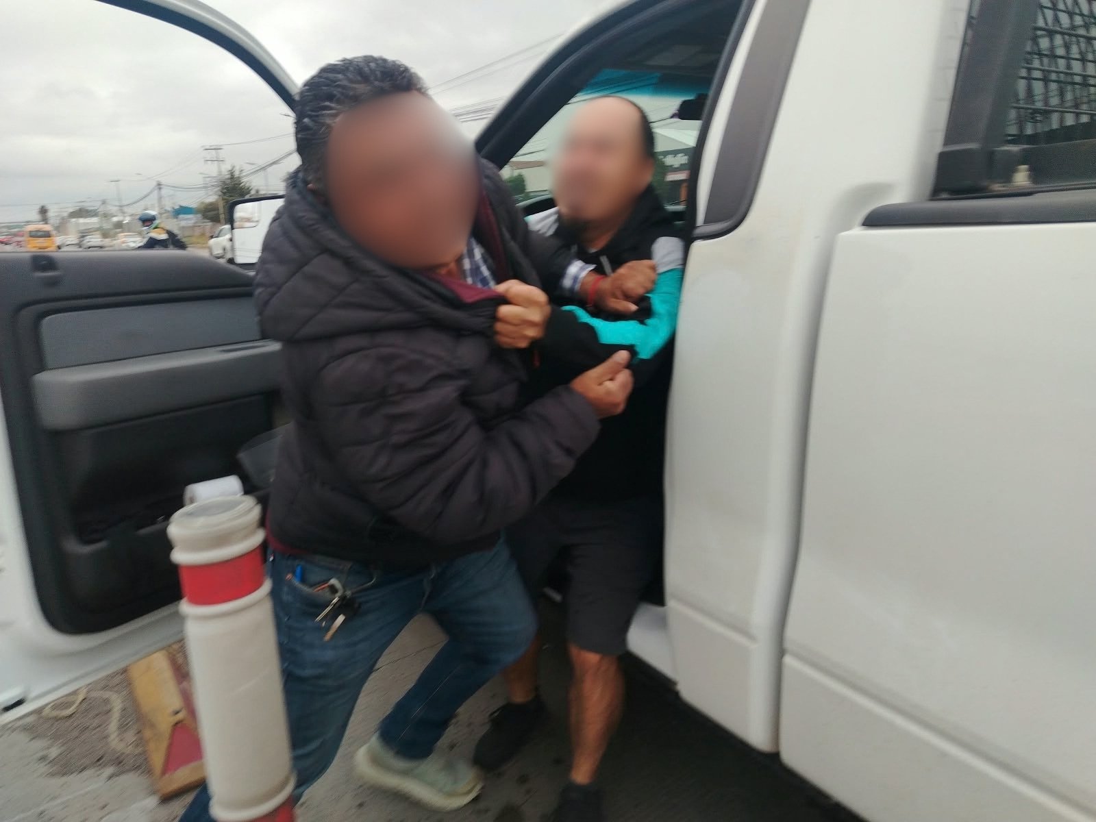 Golpean y avientan líquido hirviente a supervisión de carril confinado