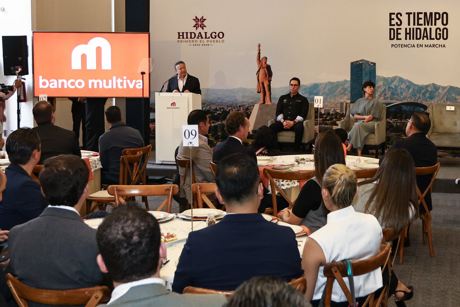 Julio Menchaca consolida vinculación estratégica con el sector privado en foro de Banco Multiva
