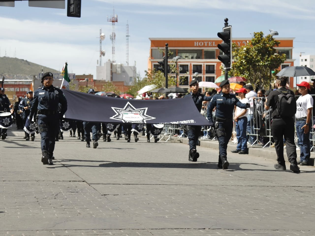 Más de 4 mil personas participan en desfile por el 216 aniversario de la Independencia